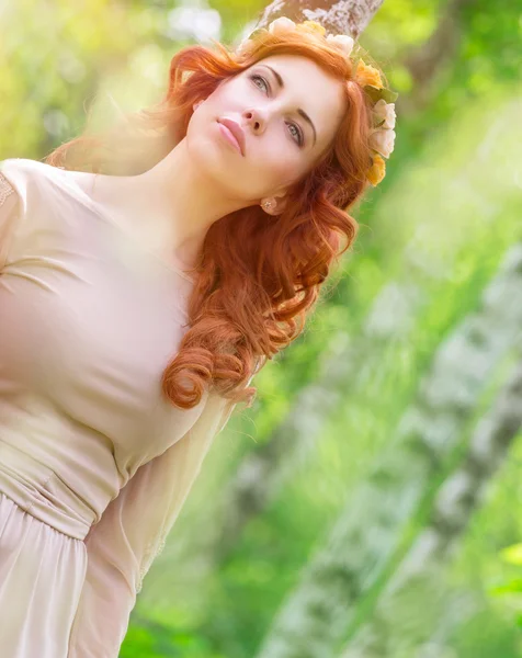 Dreamy woman in the park — Stock Photo, Image