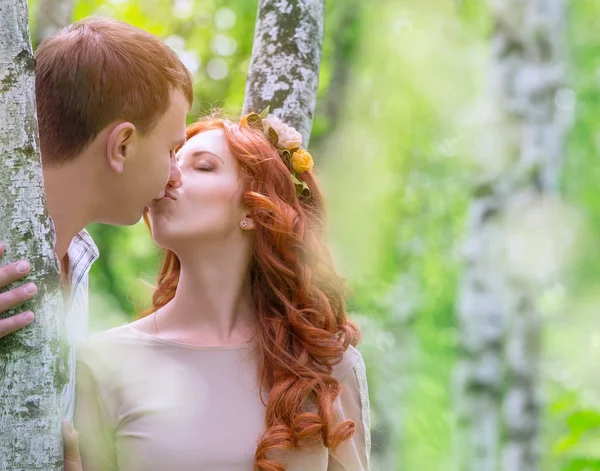 Gentle couple kissing outdoors — Stock Photo, Image