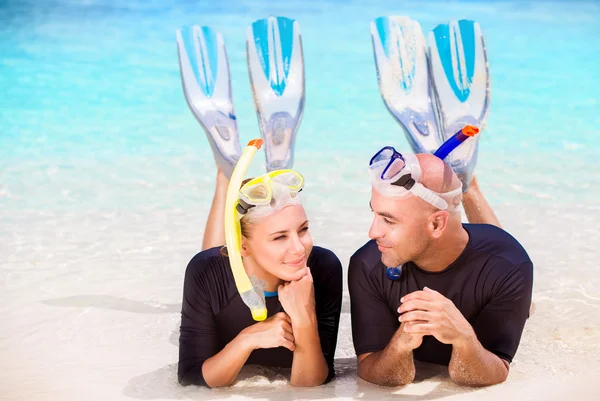 Happy divers on the beach — Stock Photo, Image