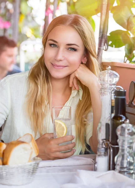 Belle femme au café — Photo