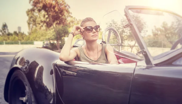 Schöne Frau im Cabriolet — Stockfoto