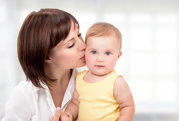 Mutlu anne ve küçük bebek — Stok fotoğraf