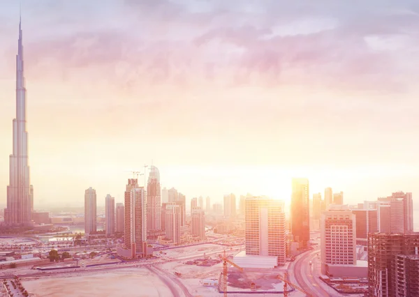 Dubai şehir üzerinde güzel gün batımı — Stok fotoğraf