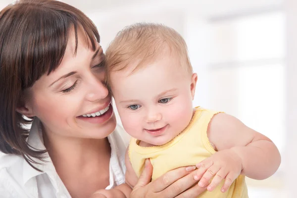 Mère heureuse avec bébé — Photo