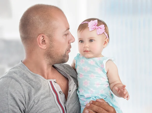 Gelukkig vader met babymeisje — Stockfoto