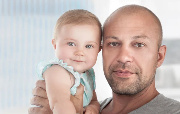 幸福的父亲与婴儿的女孩 — 图库照片