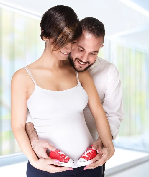 Pareja feliz esperando al bebé —  Fotos de Stock