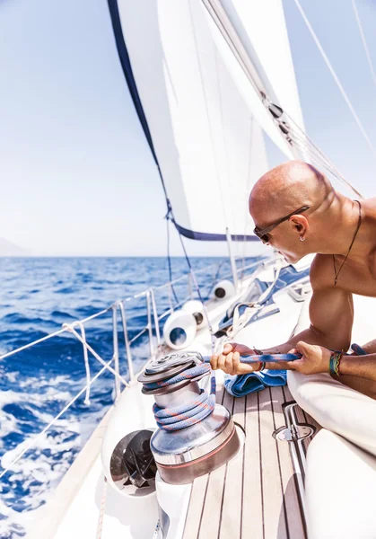 Schöner Mann auf einem Segelboot — Stockfoto