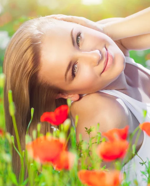 Mooie vrouw op poppy bloem veld — Stockfoto