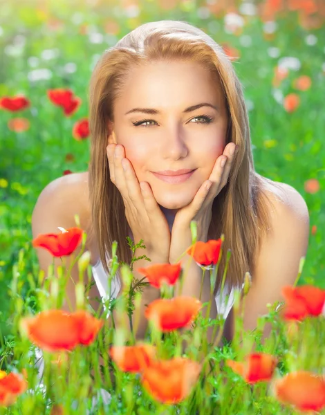 Leuk meisje op poppy weide — Stockfoto