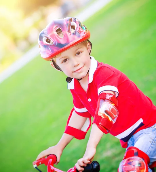 Liten pojke på cykel — Stockfoto