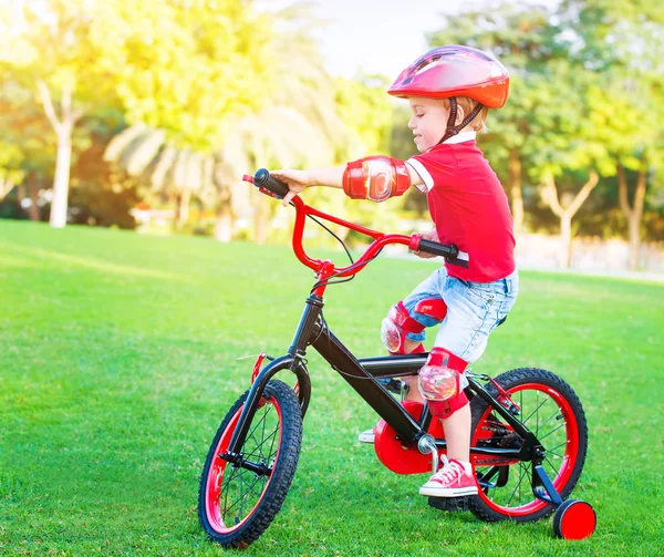 Kleiner Junge auf dem Fahrrad — Stockfoto