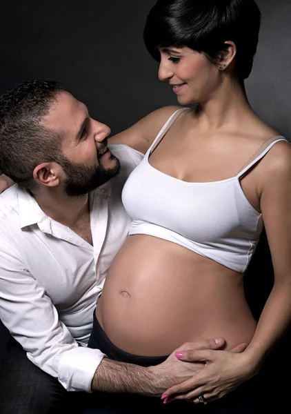 Casal feliz esperando bebê — Fotografia de Stock