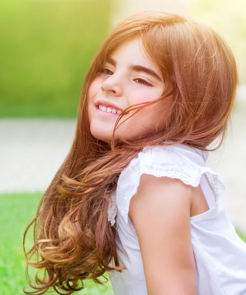 Menina bonito na grama verde — Fotografia de Stock