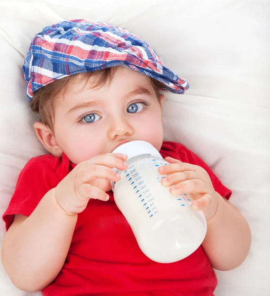 Schattige kleine jongen eten — Stockfoto