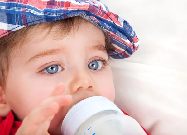 Carino piccolo ragazzo mangiare — Foto Stock