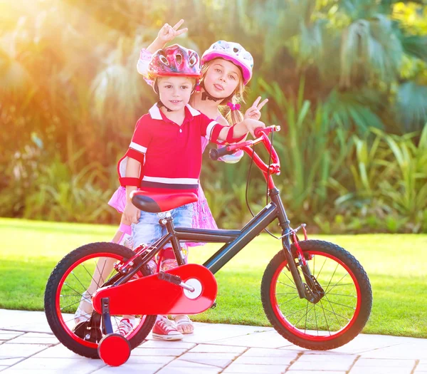 Bambini che giocano nel parco — Foto Stock