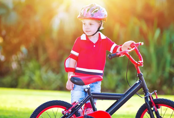 Kleiner Junge mit Fahrrad — Stockfoto