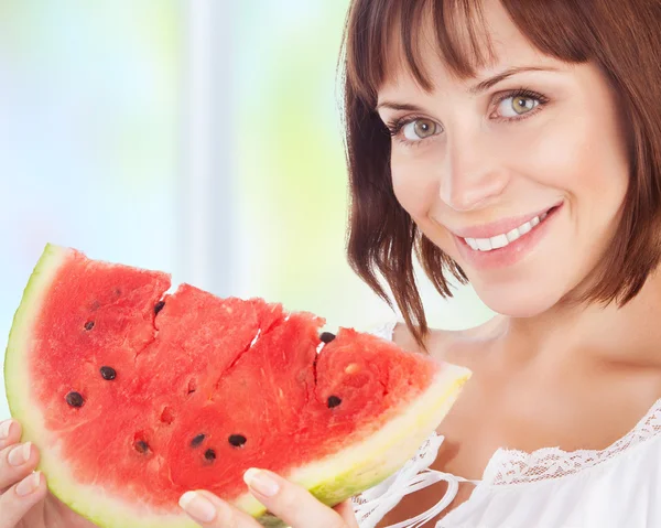 Šťastná žena jíst meloun — Stock fotografie