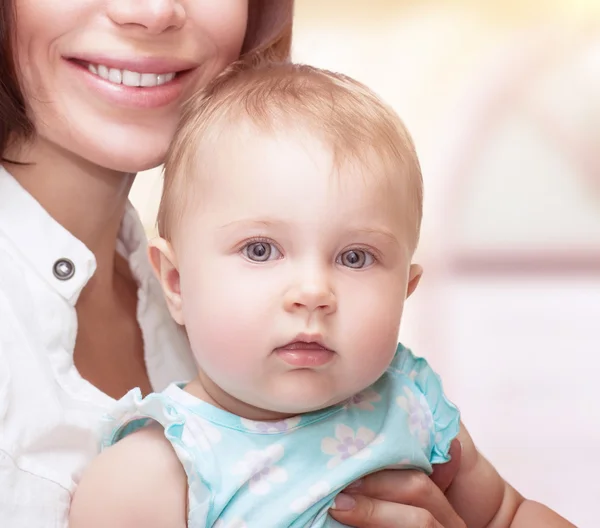 Lindo bebé con madre —  Fotos de Stock