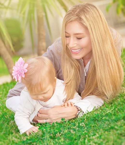 Famiglia felice nel parco — Foto Stock