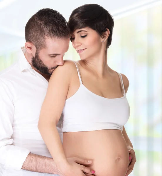 Jonge gezin genieten van zwangerschap — Stockfoto