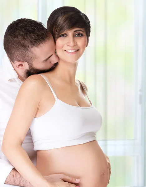 Casal feliz desfrutando de gravidez — Fotografia de Stock