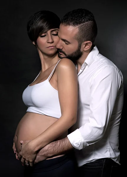 Pareja gentil esperando bebé —  Fotos de Stock