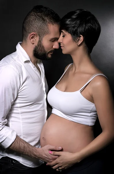 Casal gentil esperando bebê — Fotografia de Stock