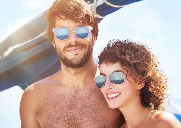 Schönes Paar auf Segelboot — Stockfoto