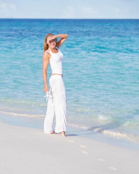 Hermosa mujer en la playa — Foto de Stock