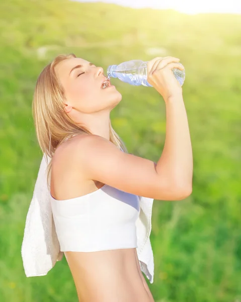 Sportive žena pít vodu — Stock fotografie