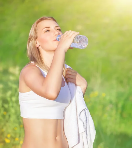 Glückliche Frau trinkt Wasser — Stockfoto