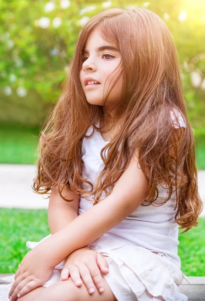 Menina bonito ao ar livre — Fotografia de Stock