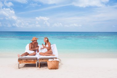 Kumsaldaki mutlu çift