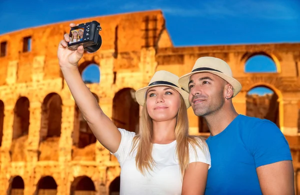 Beautiful couple near Coliseum — Stok fotoğraf