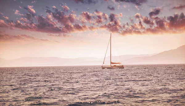 Schöner Sonnenuntergang über der Meereslandschaft — Stockfoto