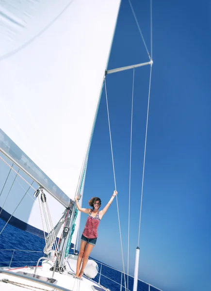 Glad kvinna på segelbåt — Stockfoto