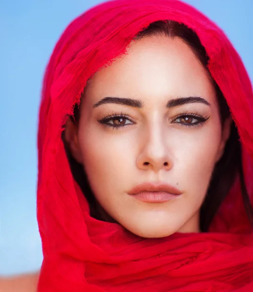 Красивый портрет арабской женщины — стоковое фото