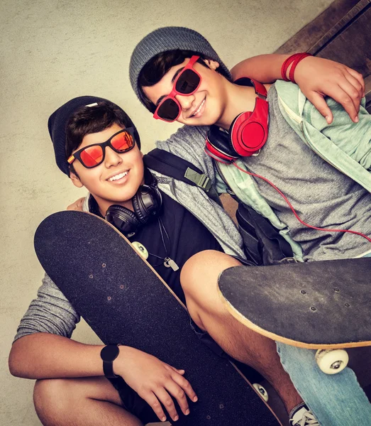 Zwei glückliche Teenager-Jungen — Stockfoto