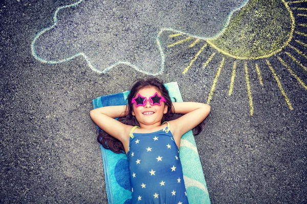 Щаслива маленька дівчинка на відкритому повітрі — стокове фото