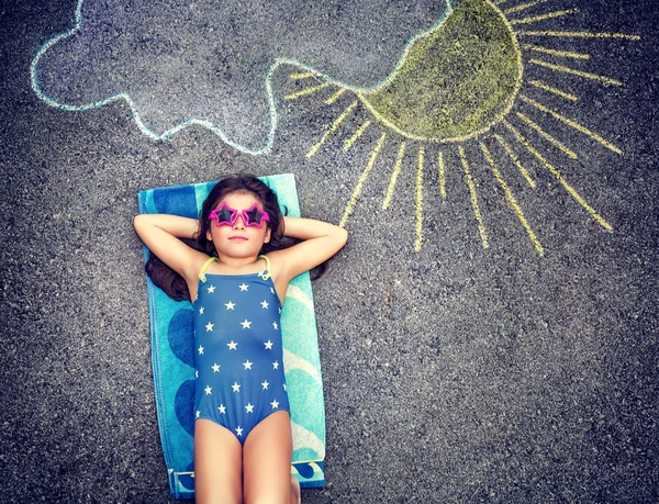 Lycklig liten flicka i sommarsemester — Stockfoto