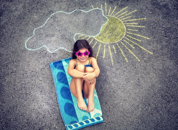 Niña relajándose sobre asfalto — Foto de Stock