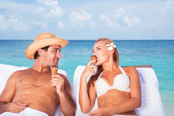 Glückliches Paar am Strand — Stockfoto