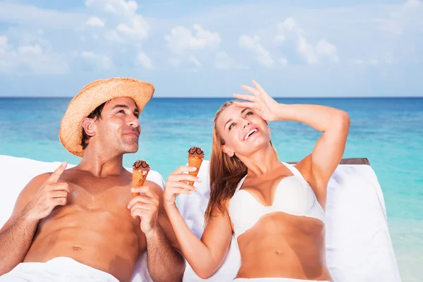 Honeymoon on the beach — Stock Photo, Image
