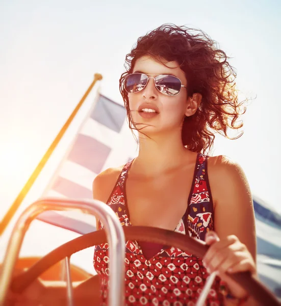 Mooie vrouw drijvende zeilboot — Stockfoto