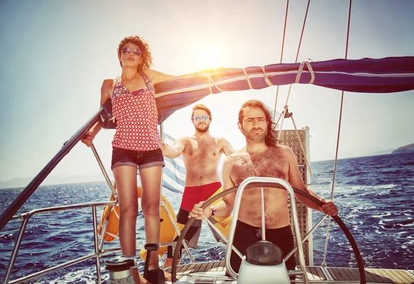 Happy friends on sailboat — Stock Photo, Image