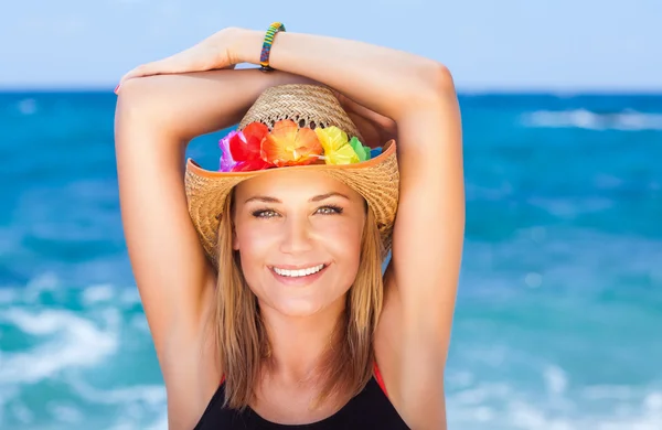 Glad tjej på stranden — Stockfoto