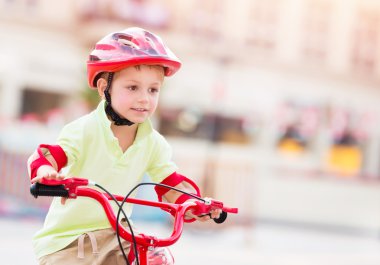 Dışarıda oynarken küçük çocuk