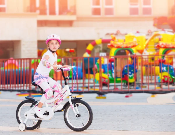 Lycklig liten flicka på cykel — Stockfoto